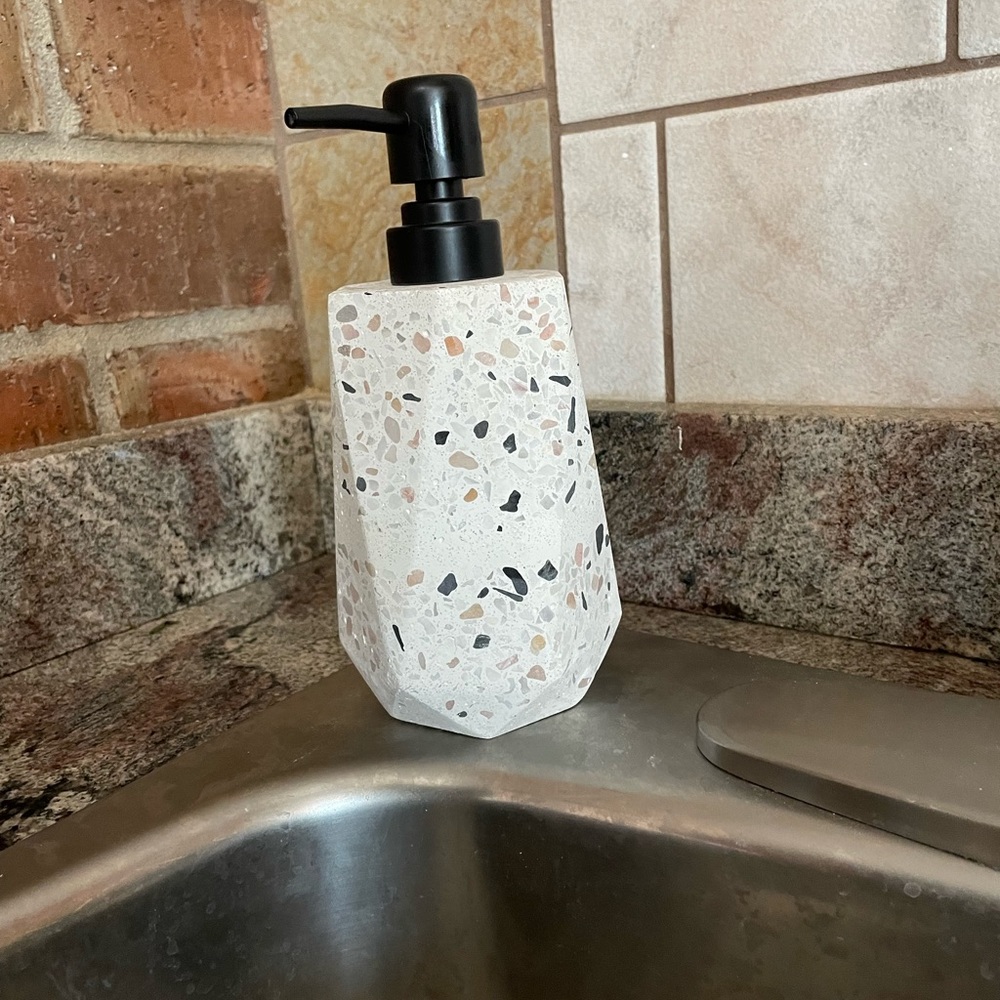 Ten4 - Heavy duty, indoor/outdoor soap dispenser